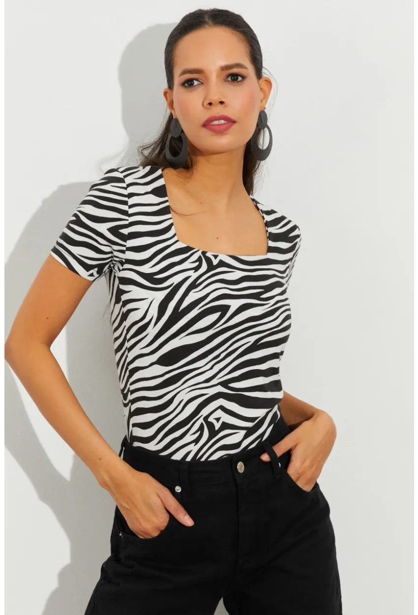 Kadın Beyaz-Siyah Kare Yaka Zebra Desenli Bluz LPP1221