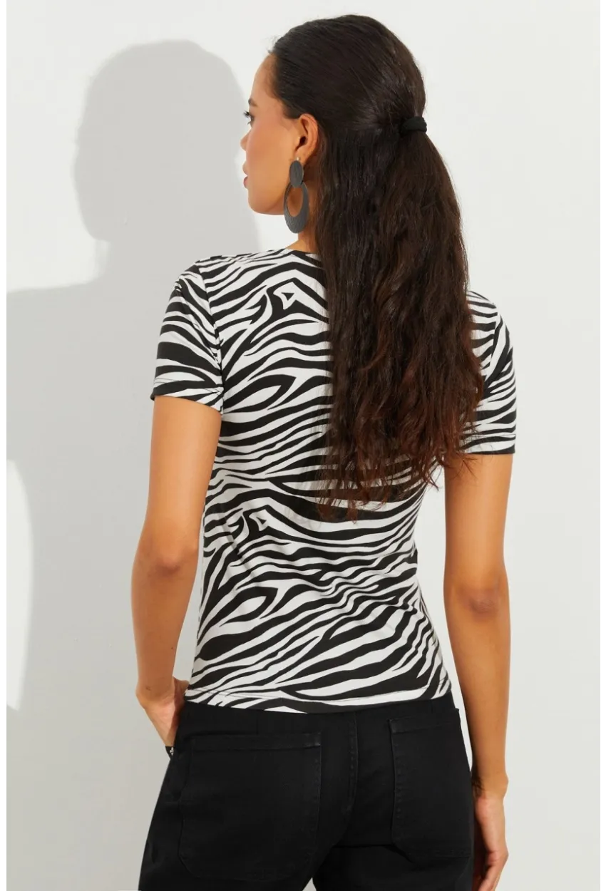 Kadın Beyaz-Siyah Kare Yaka Zebra Desenli Bluz LPP1221