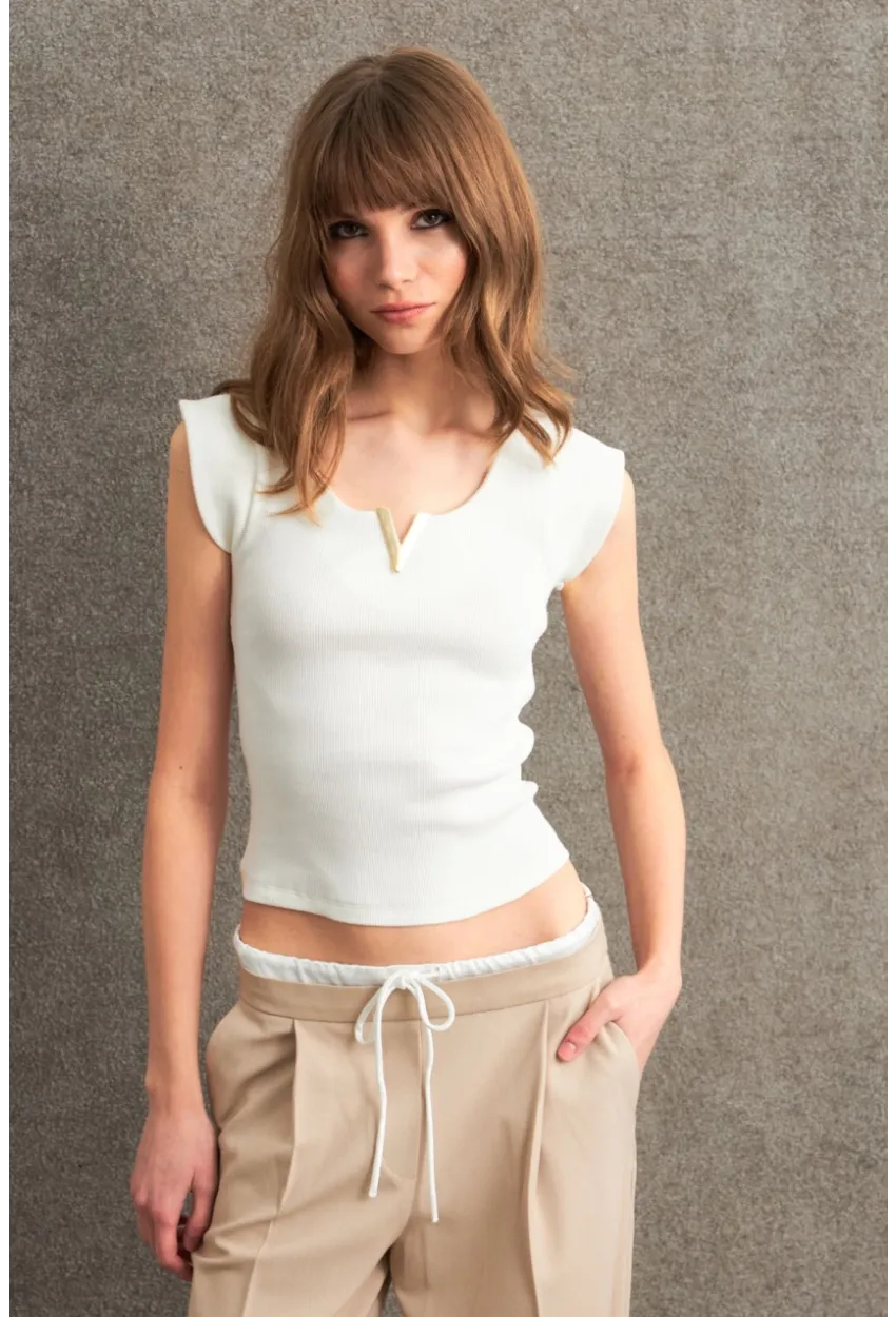 Kadın Ekru Aksesuarlı Kolsuz Bluz RLO101