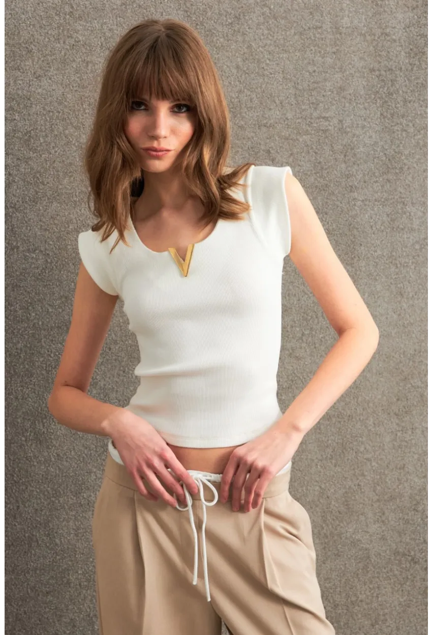 Kadın Ekru Aksesuarlı Kolsuz Bluz RLO101