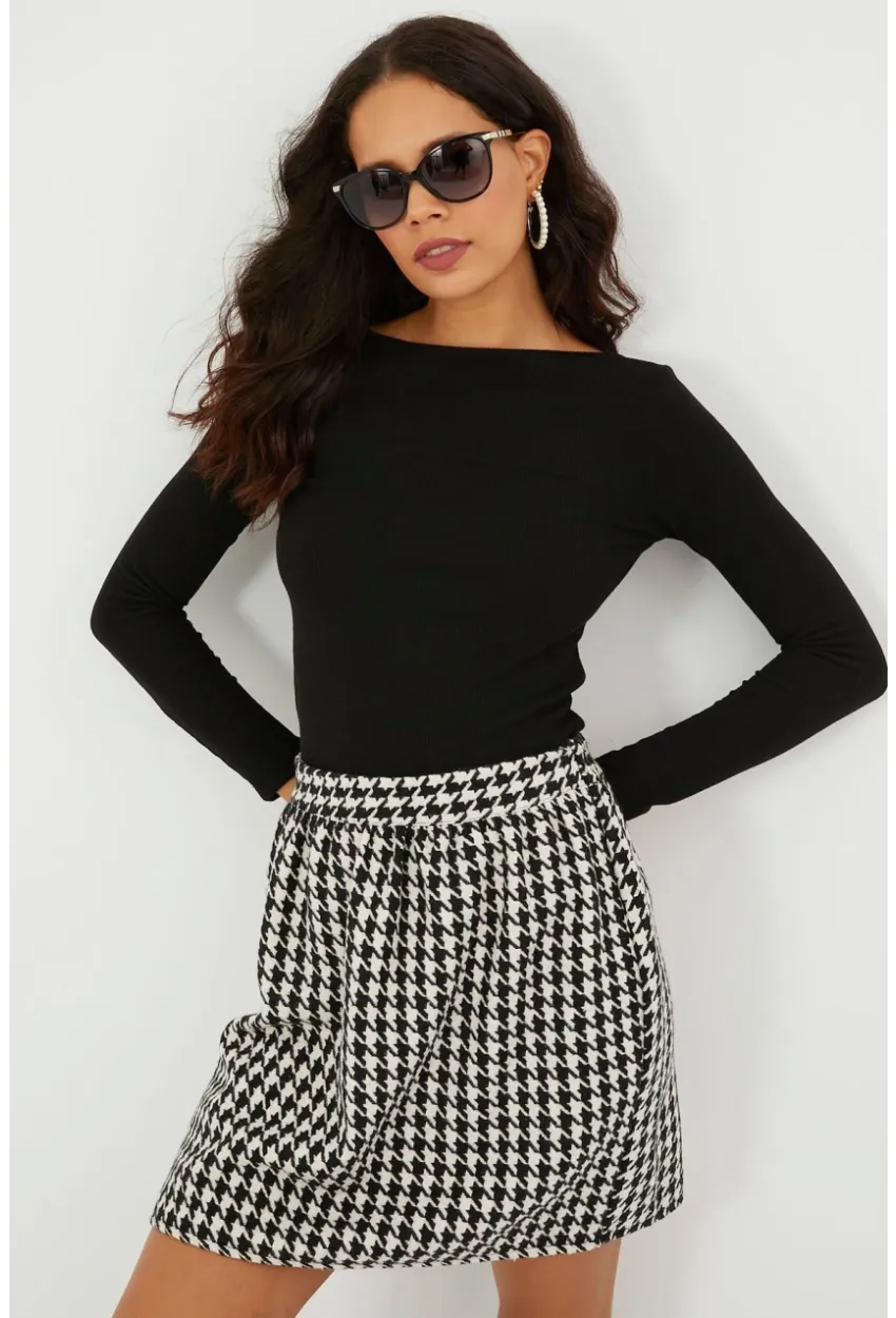 Kadın Ekru-Siyah Kazayağı Desenli Mini Kaşe Etek KN53