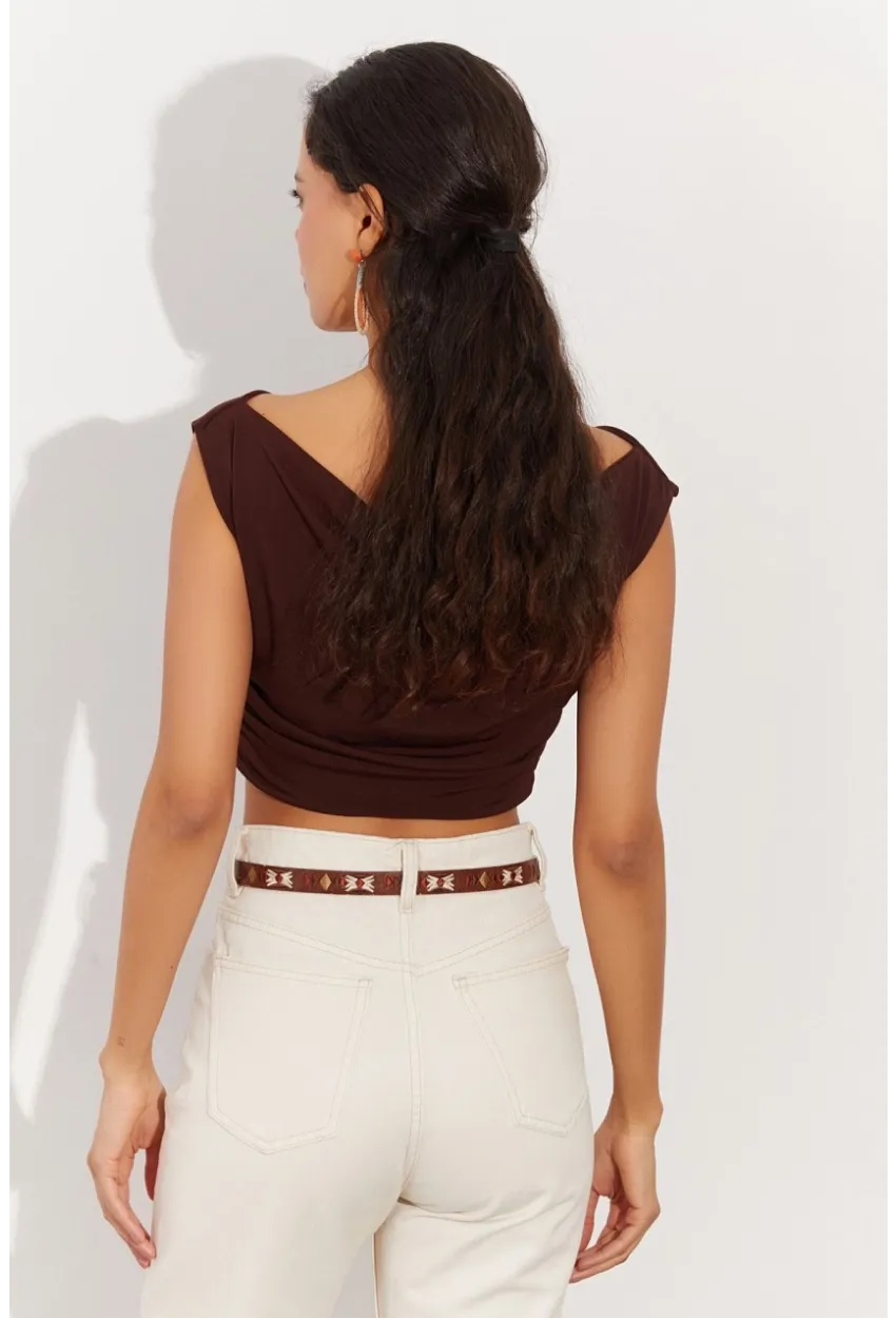 Kadın Kahverengi Degaje Yaka Yanları Büzgülü Crop Bluz B2494