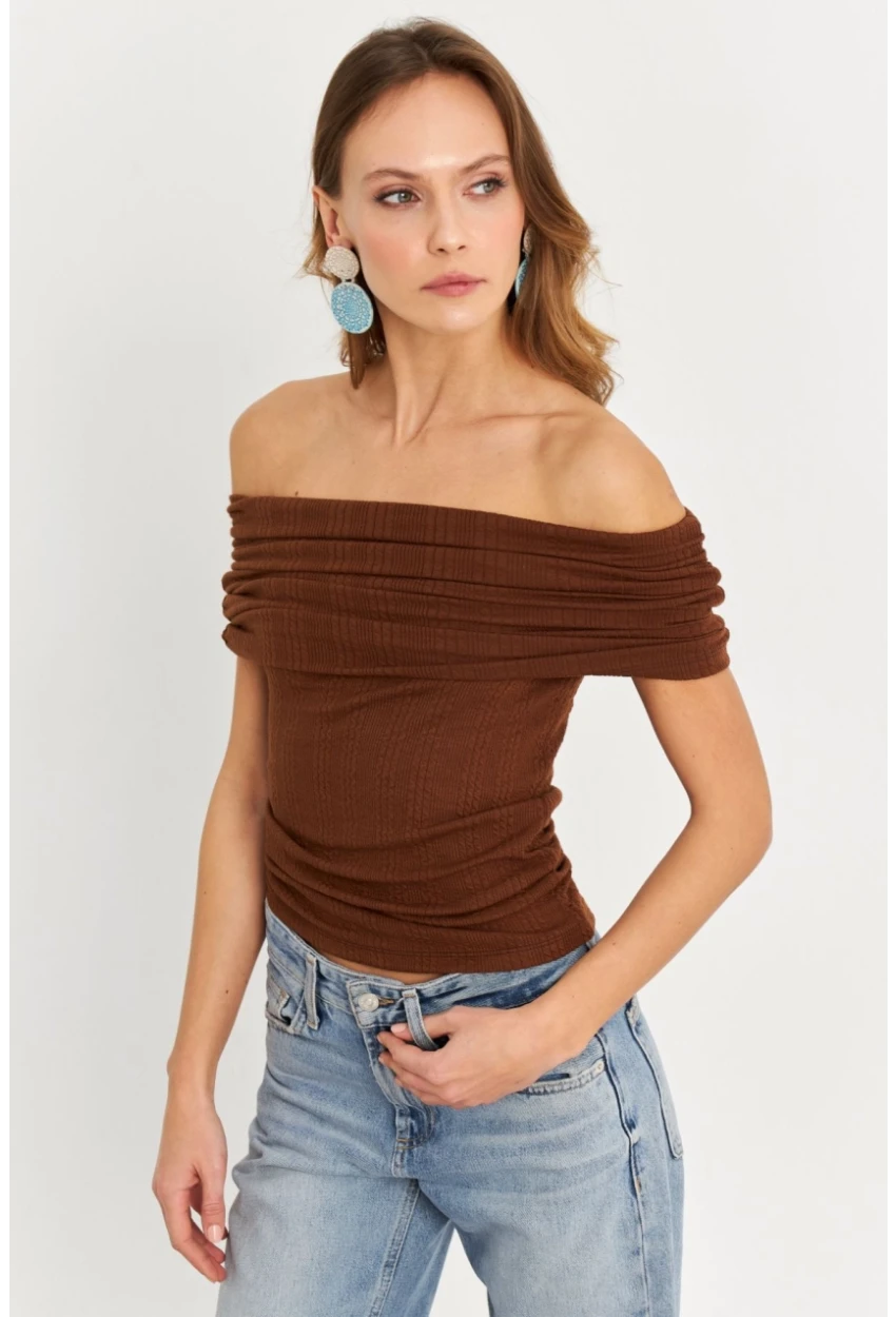 Kadın Kahverengi Kolsuz Madonna Yaka Bluz TF51