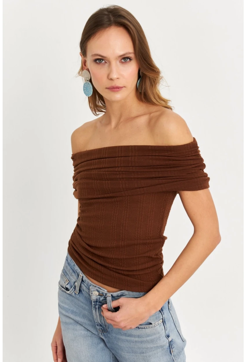 Kadın Kahverengi Kolsuz Madonna Yaka Bluz TF51