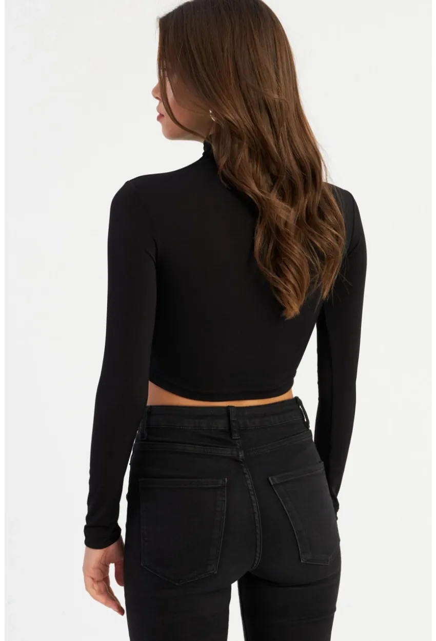 Kadın Siyah Aksesuarlı Crop Bluz EY2944