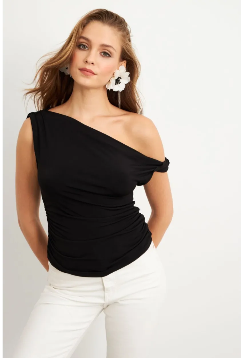 Kadın Siyah Asimetrik Kol Bluz VA100