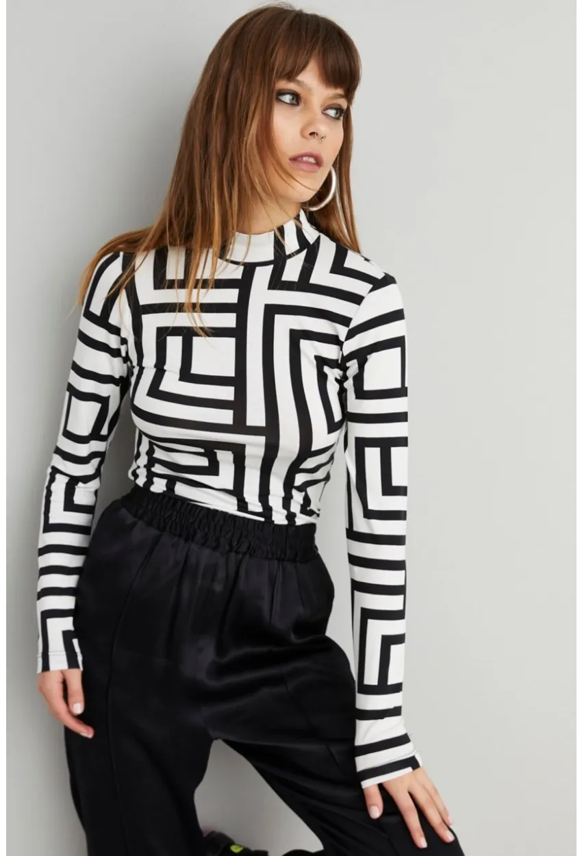 Kadın Siyah-Beyaz Yarım Balıkçı Desenli Bluz LPP1147