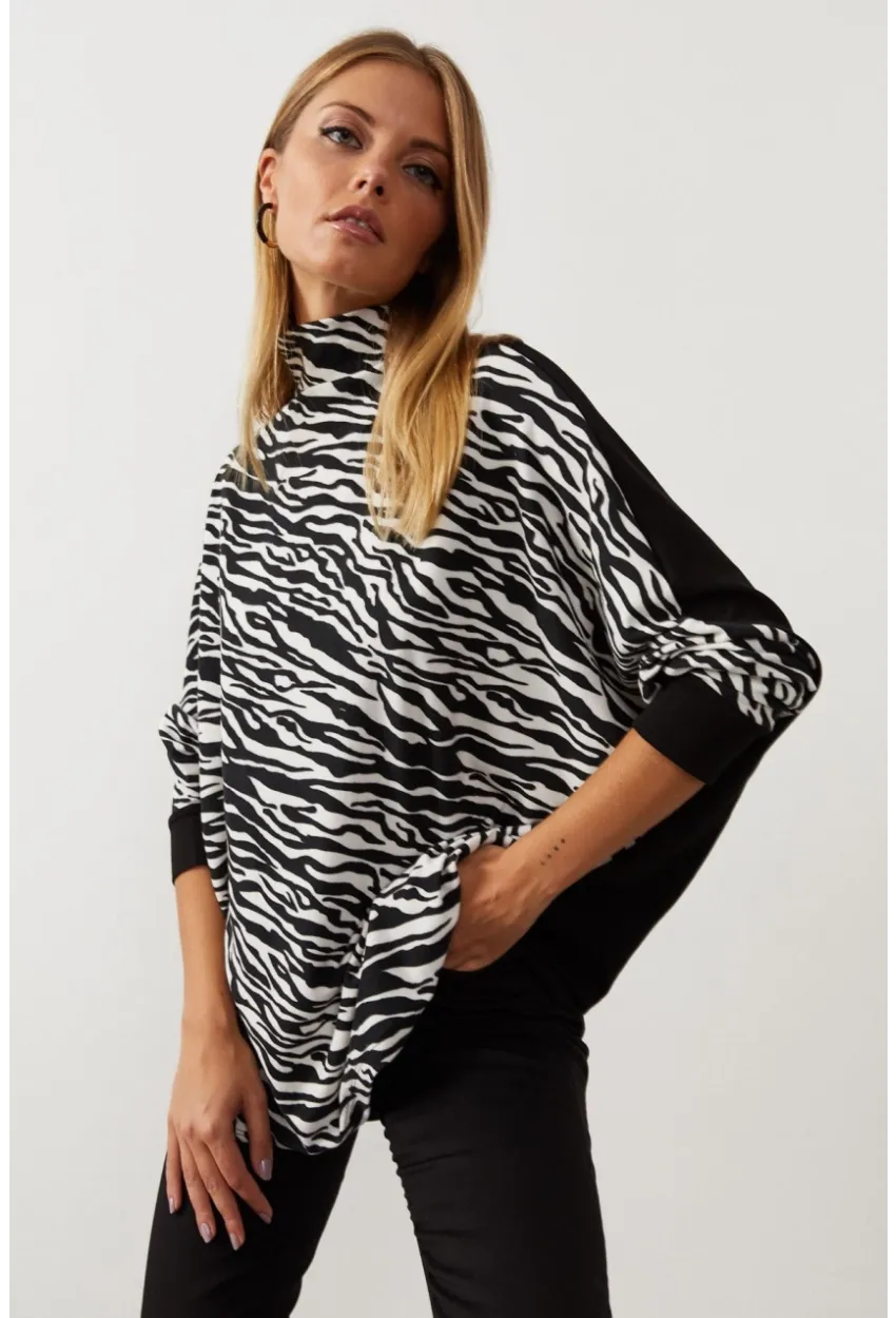 Kadın Siyah-Beyaz Zebra Desenli Balıkçı Yaka Salaş Bluz EY1060
