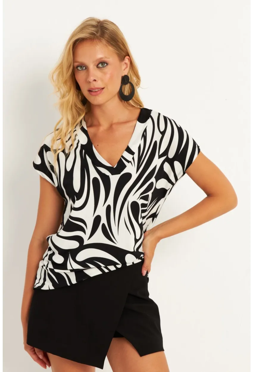 Kadın Siyah-Beyaz Zebra Desenli V Yaka Bluz AYD347