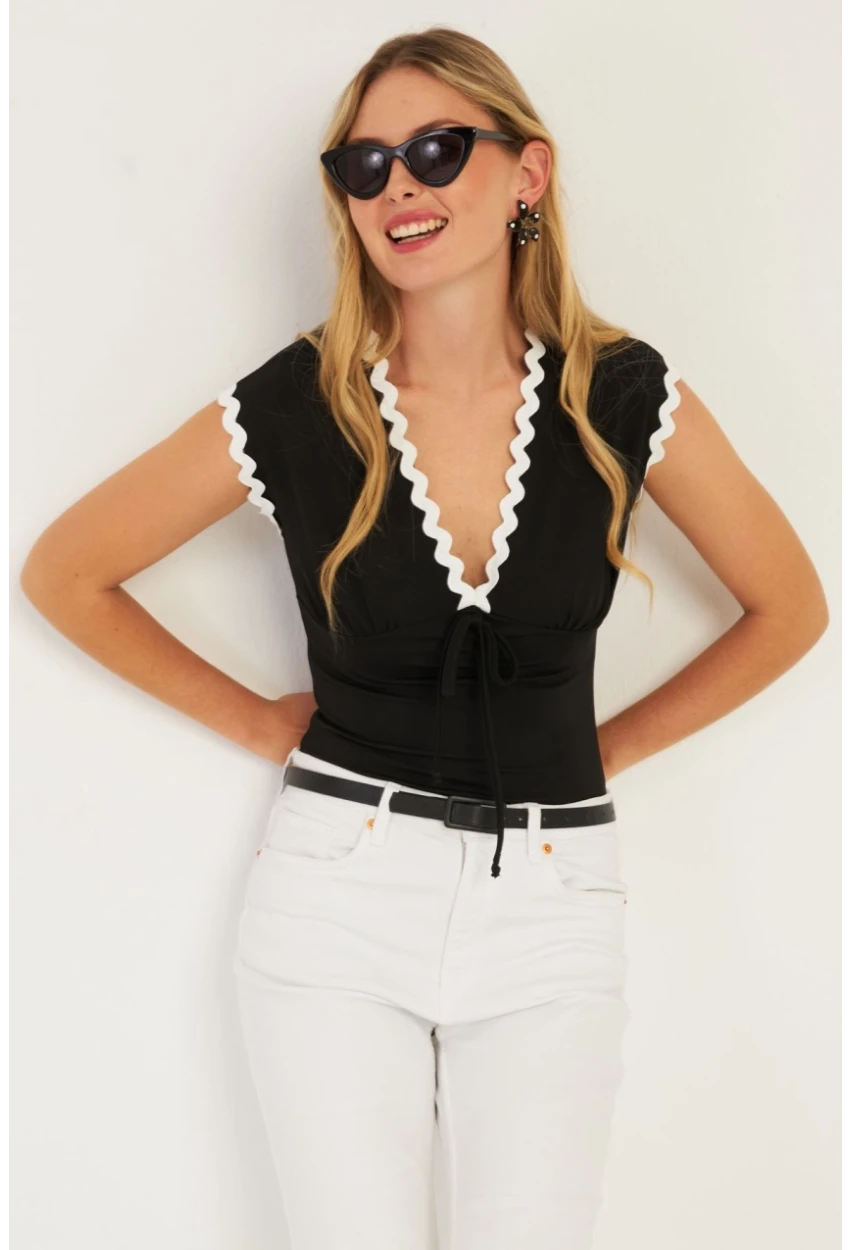 Kadın Siyah Biyeli Bluz EY2771