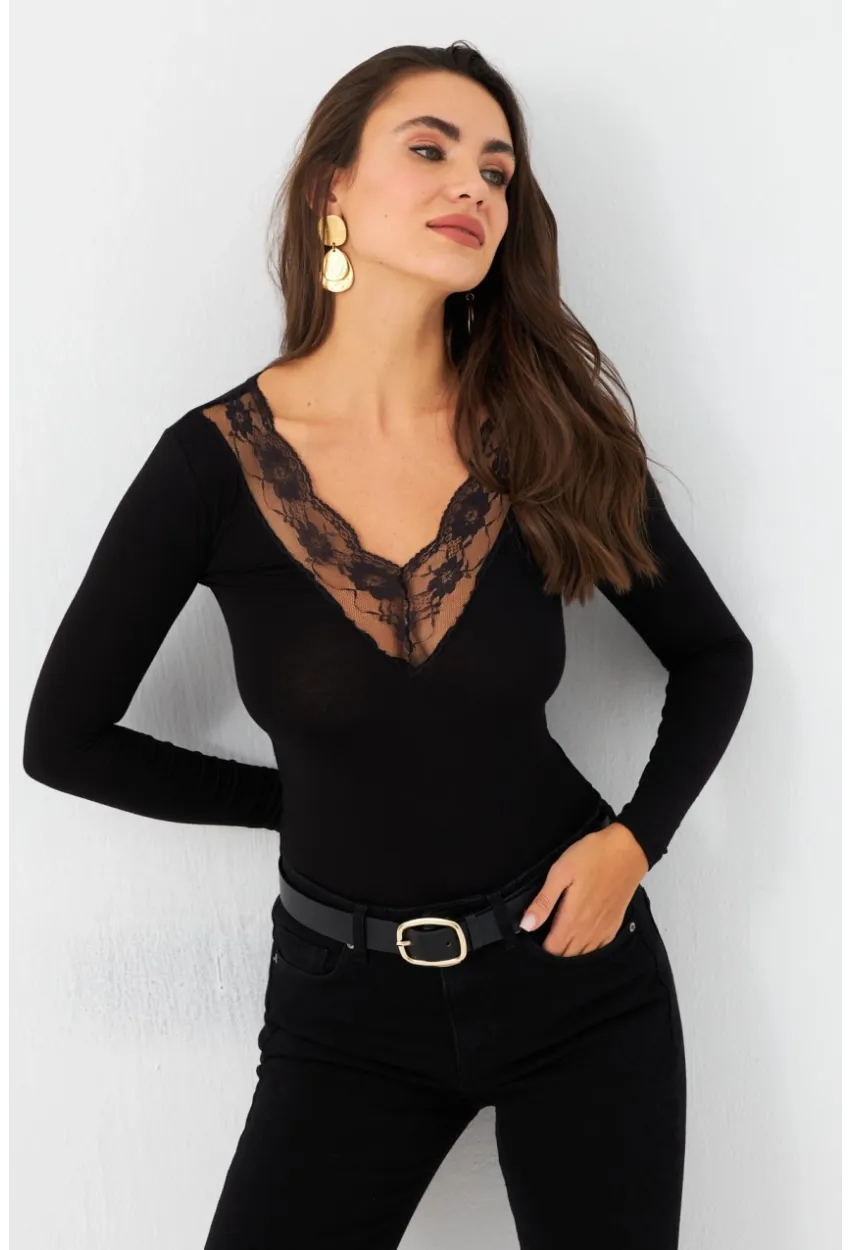 Kadın Siyah Dantel Detaylı Bluz EY2951
