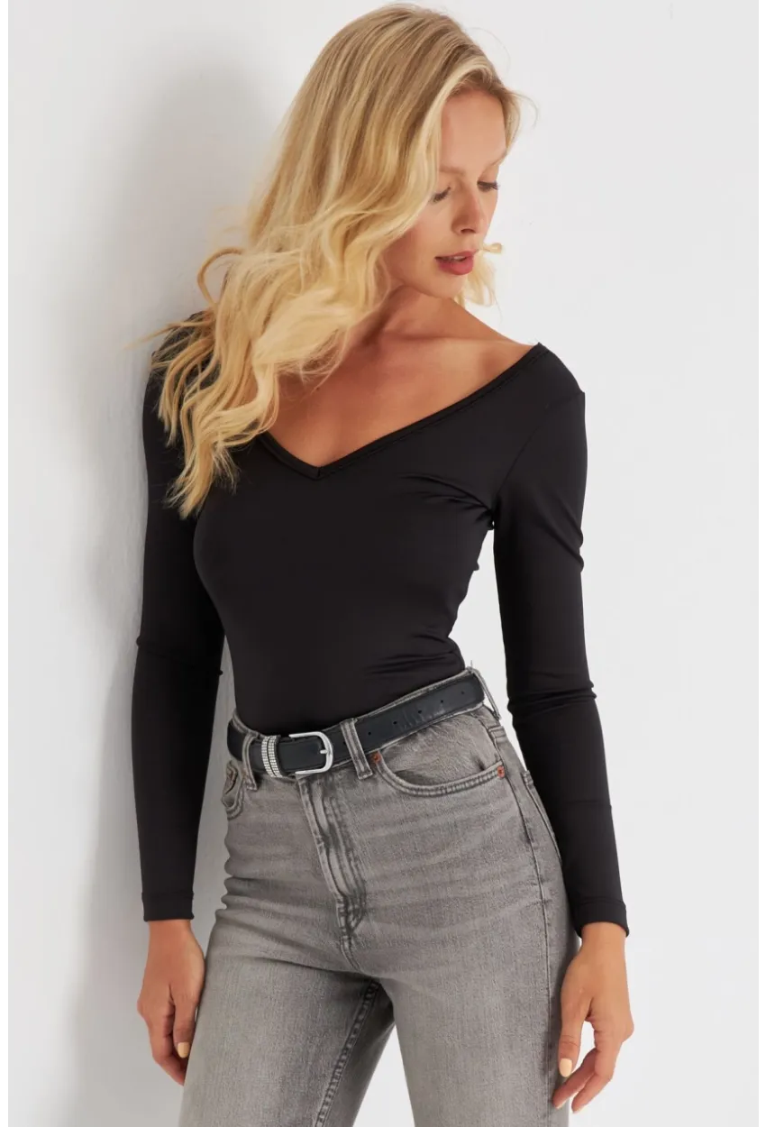 Kadın Siyah Dantel Detaylı V Yaka Bluz EY2672