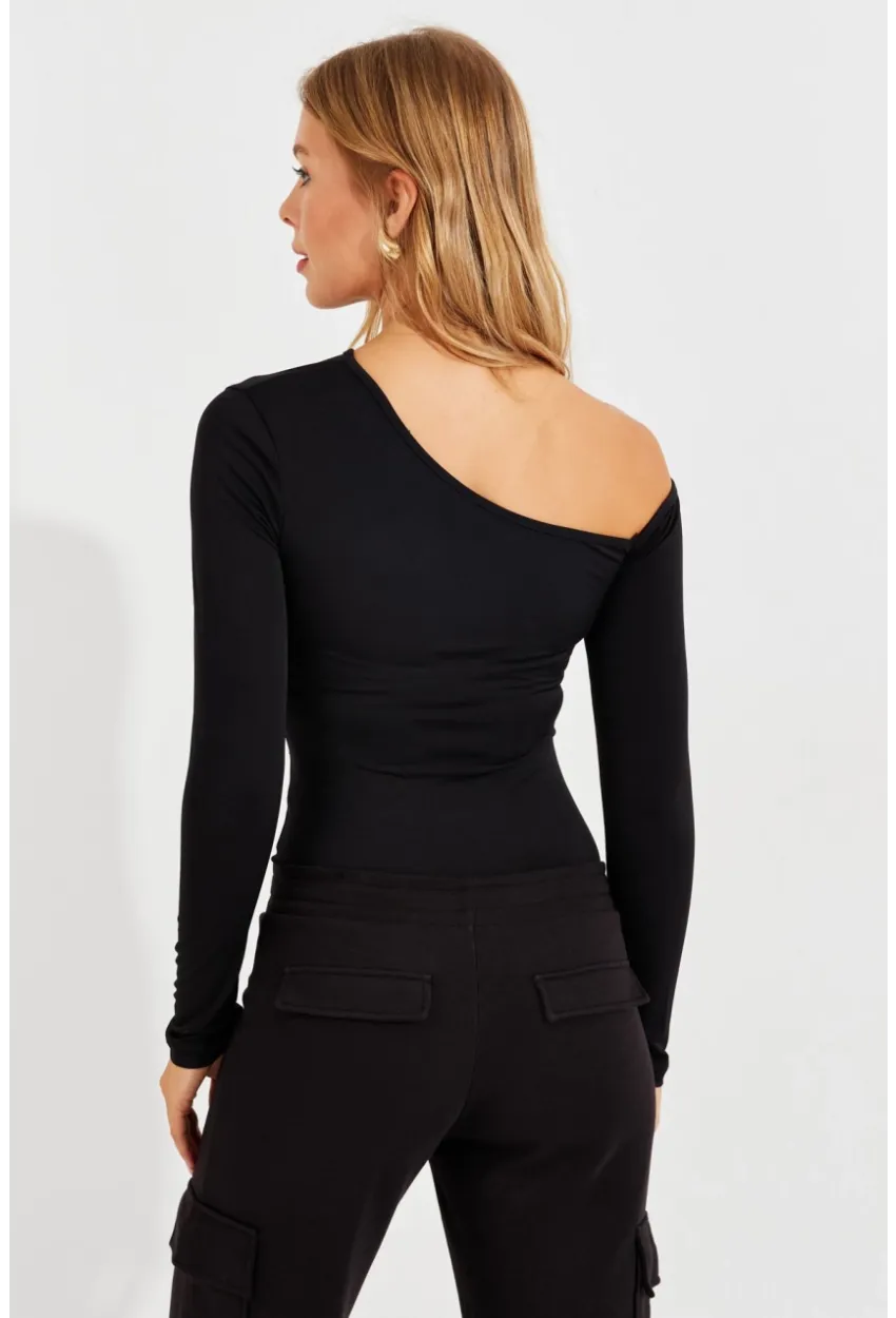 Kadın Siyah Dekolteli Çıtçıtlı Body MEN2009
