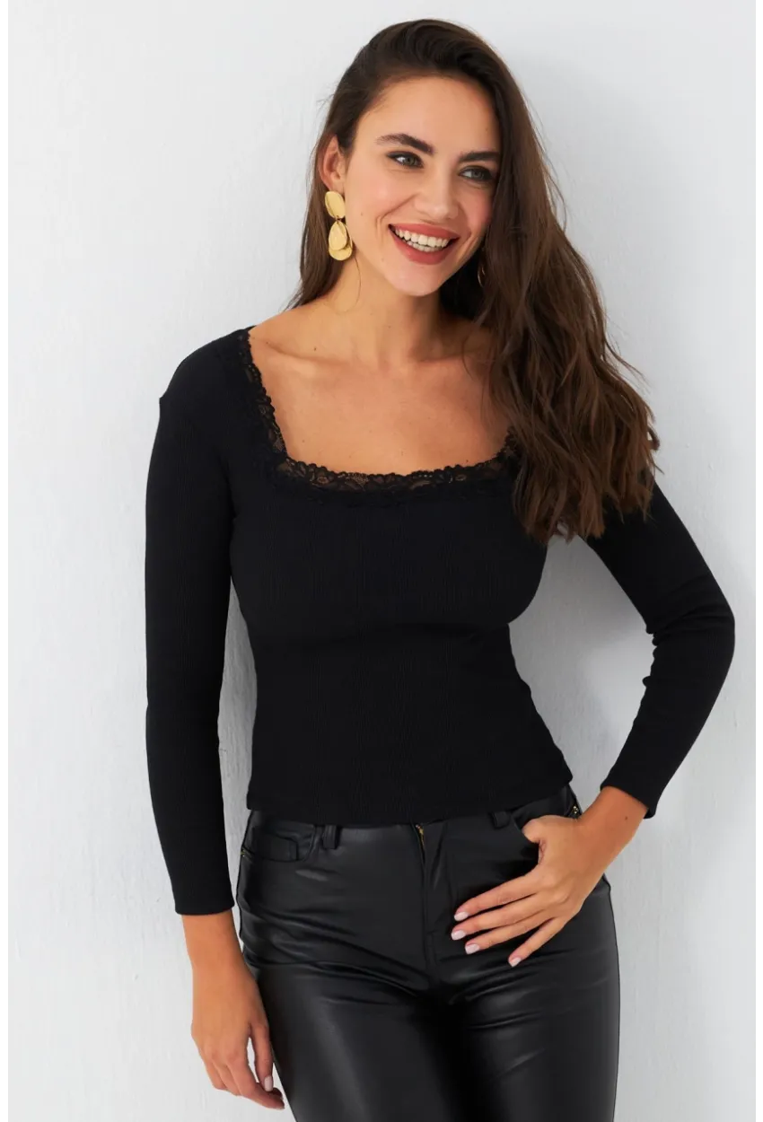 Kadın Siyah Kare Yaka Dantelli Bluz TF36