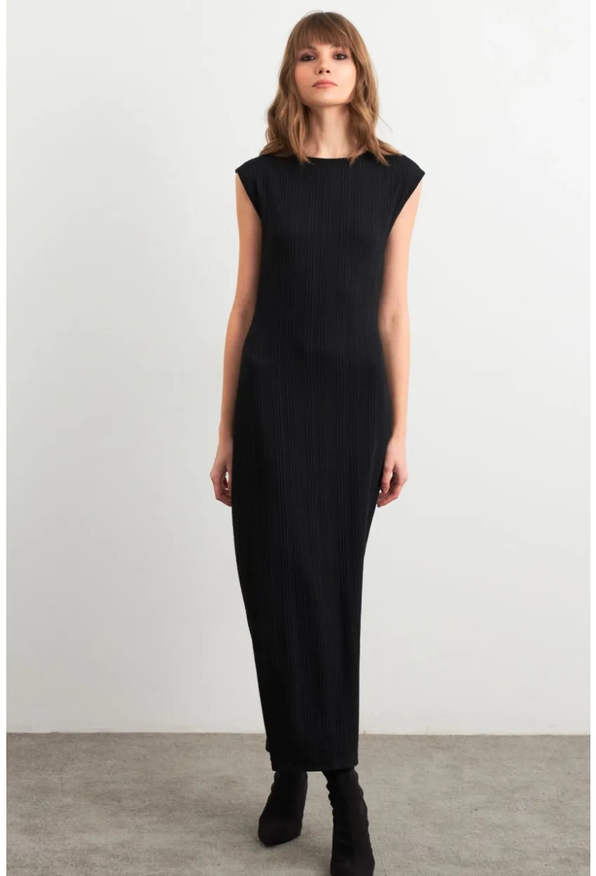 Kadın Siyah Kolsuz Yırtmaçlı Midi Elbise TF60