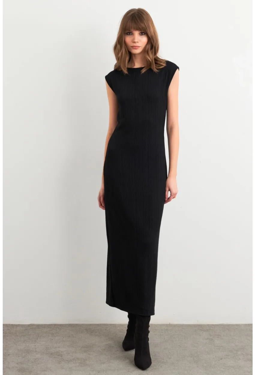 Kadın Siyah Kolsuz Yırtmaçlı Midi Elbise TF60