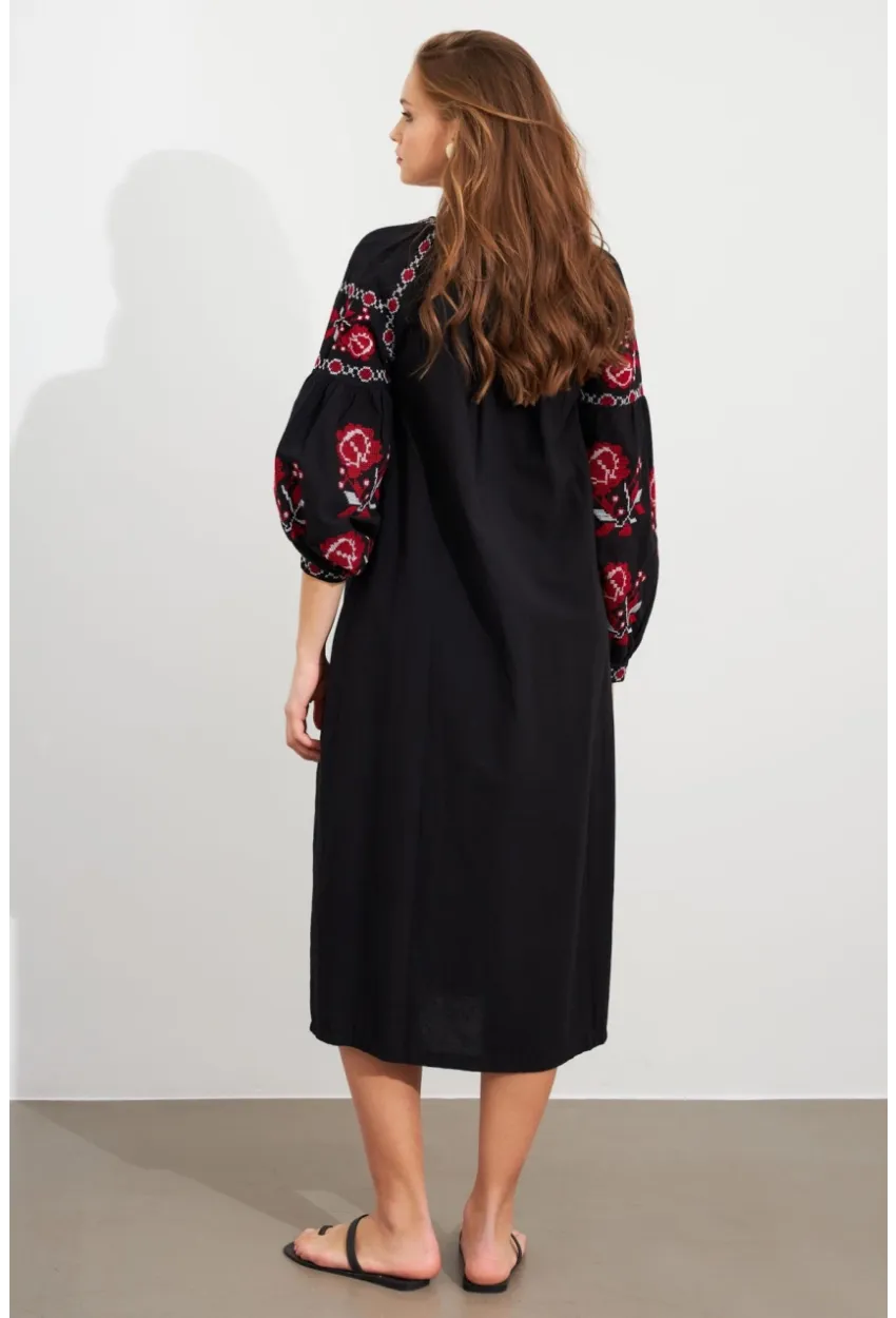 Kadın Siyah Nakışlı Balon Kol Keten Midi Elbise MQS5689