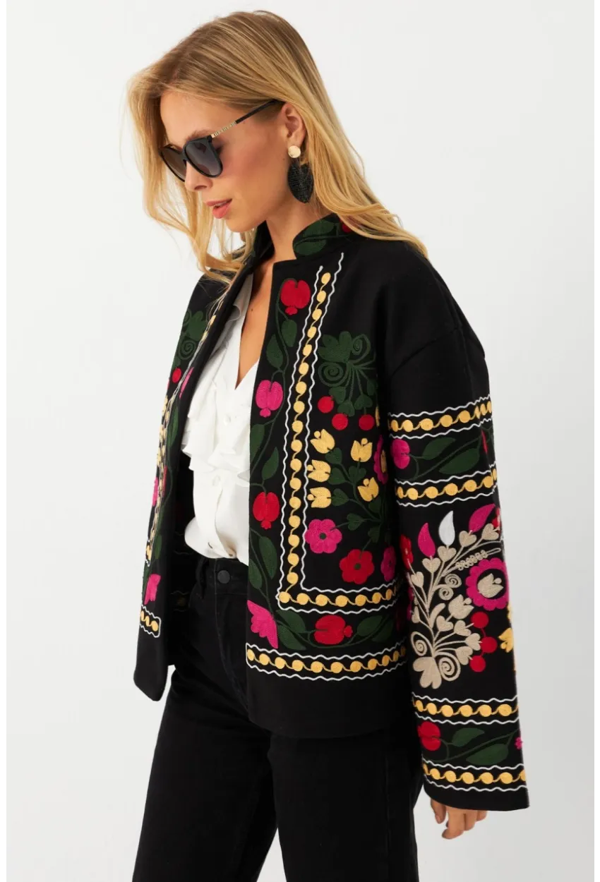 Kadın Siyah Nakışlı Kaşe Ceket MQS5880