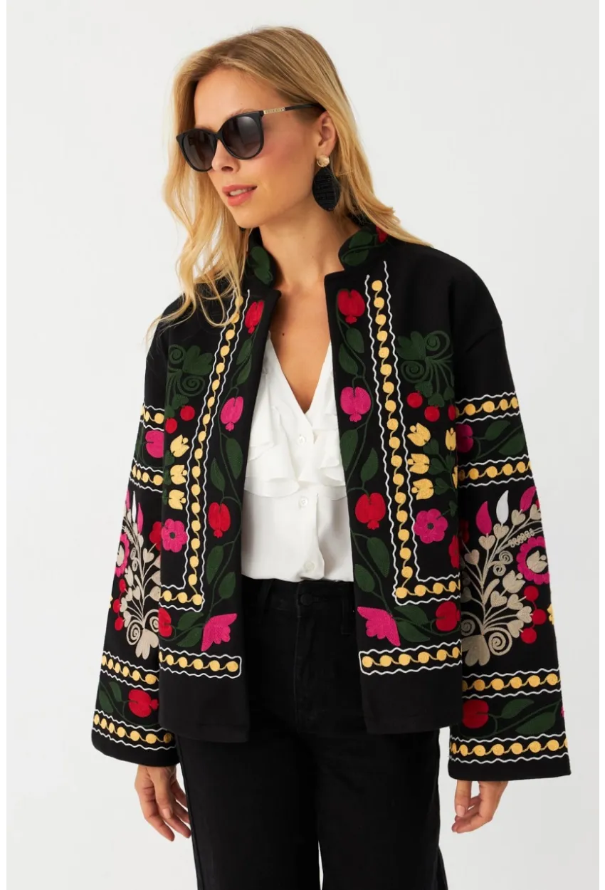 Kadın Siyah Nakışlı Kaşe Ceket MQS5880