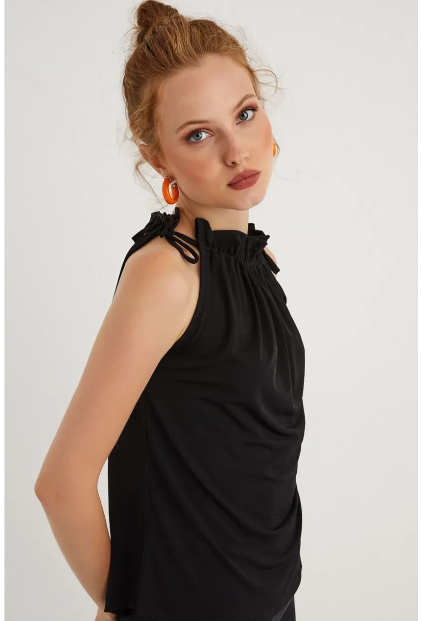 Kadın Siyah Yakası Fırfırlı Kolsuz Bluz BTH01