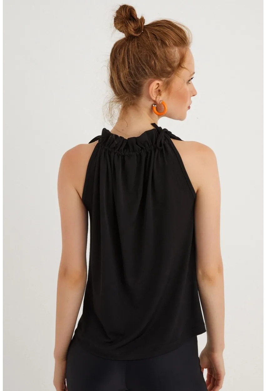 Kadın Siyah Yakası Fırfırlı Kolsuz Bluz BTH01