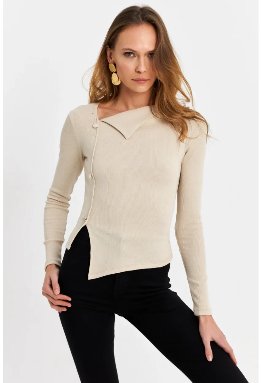 DÜĞME AKSESUARLI ÇAPRAZ YAKA BLUZ