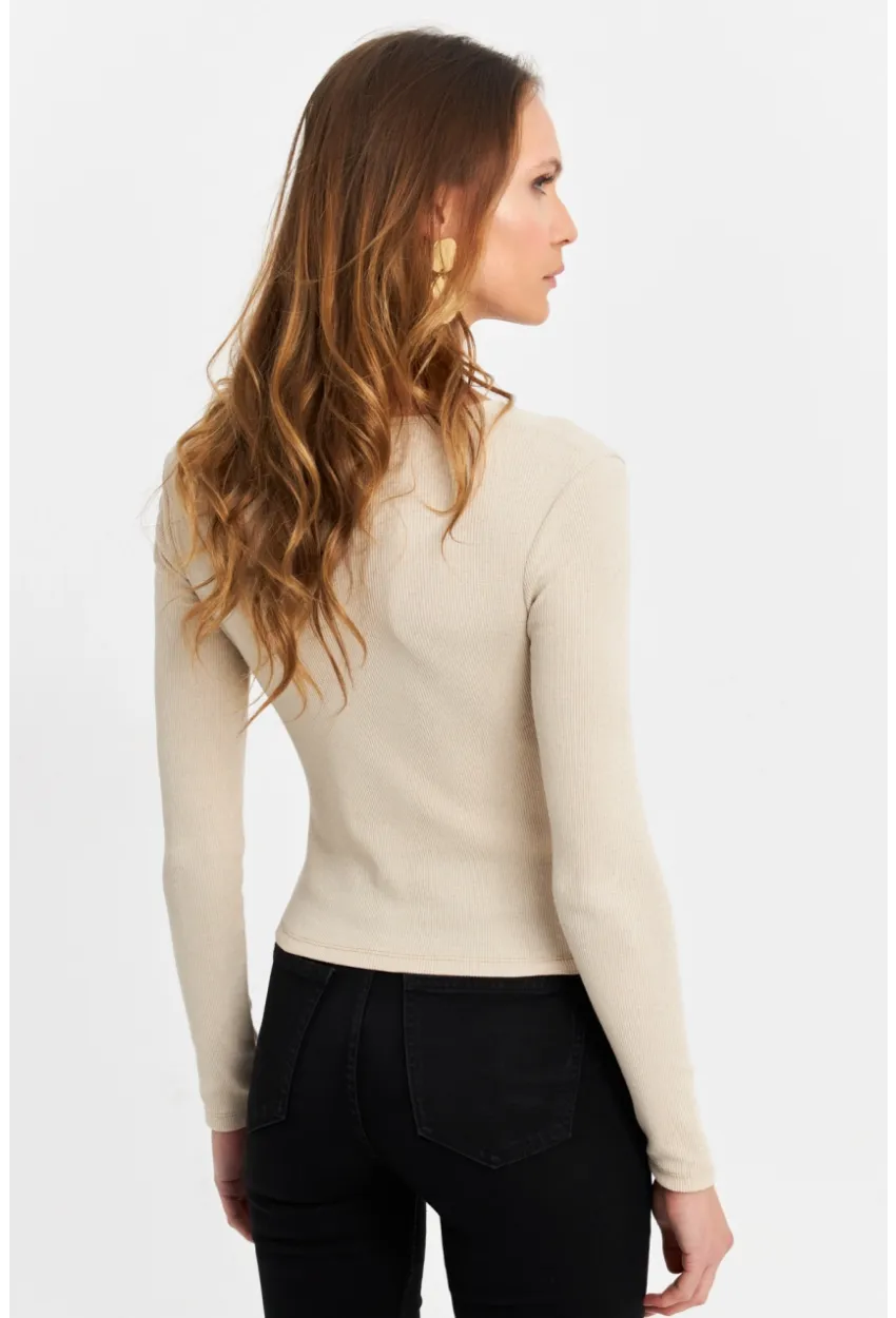 DÜĞME AKSESUARLI ÇAPRAZ YAKA BLUZ