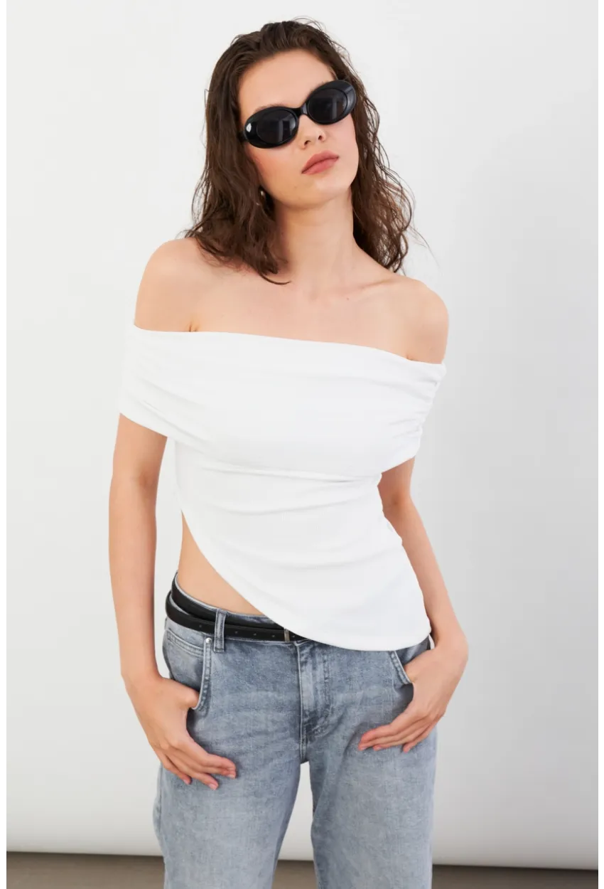 Kadın Beyaz Asimetrik Madonna Yaka Bluz OPS4251