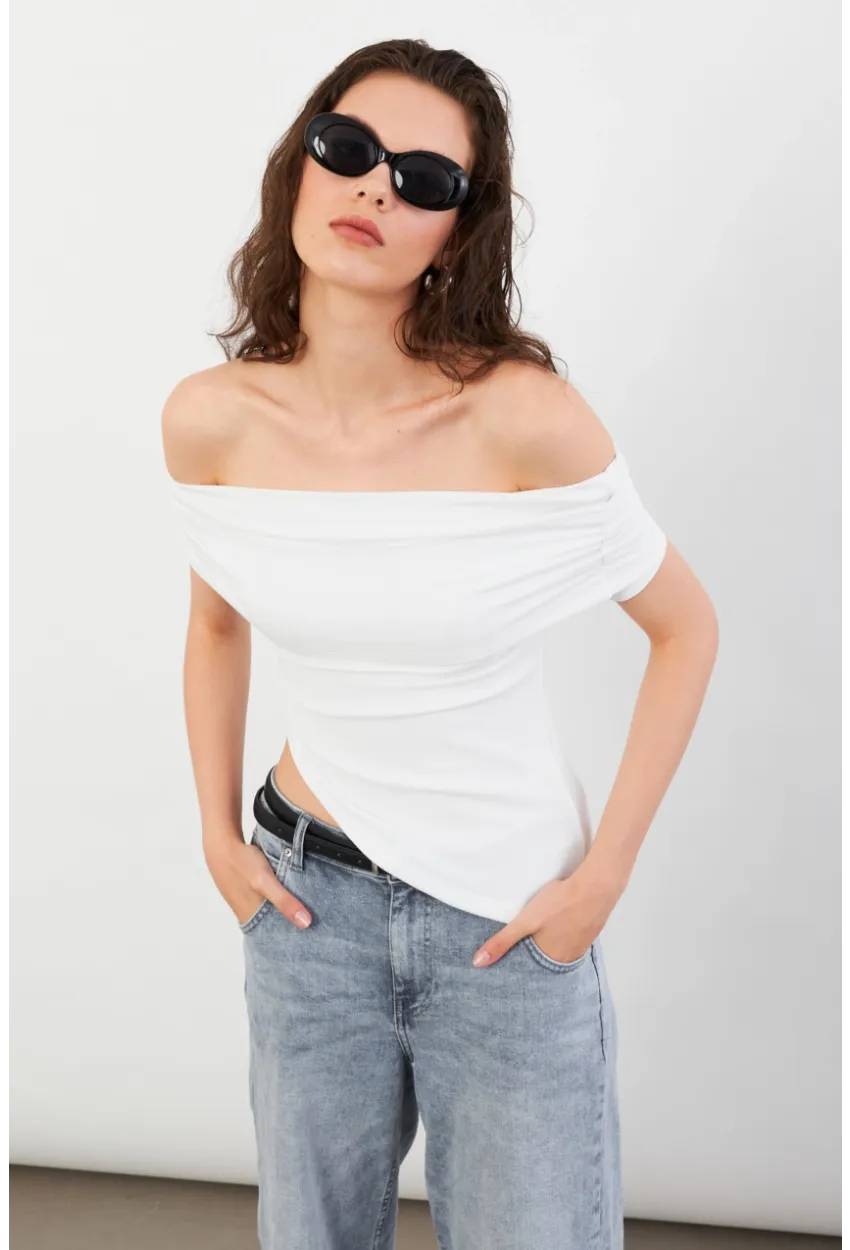 Kadın Beyaz Asimetrik Madonna Yaka Bluz OPS4251