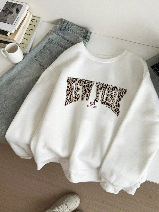 Kadın Beyaz Leopar Desenli New York Baskılı Oversize Sweatshirt