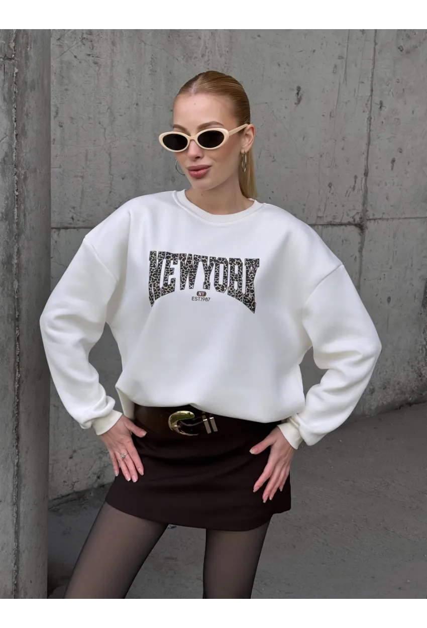 Kadın Beyaz Leopar Desenli New York Baskılı Oversize Sweatshirt