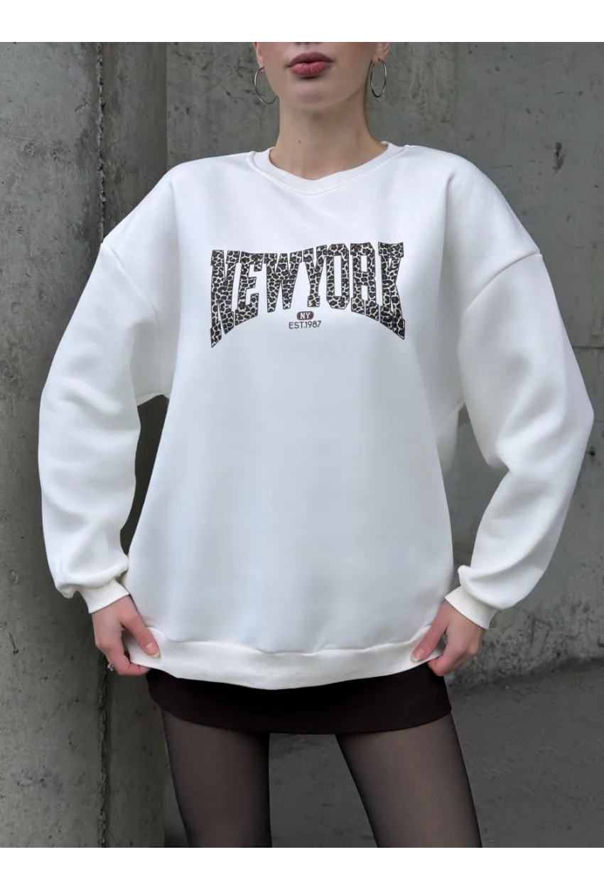 Kadın Beyaz Leopar Desenli New York Baskılı Oversize Sweatshirt