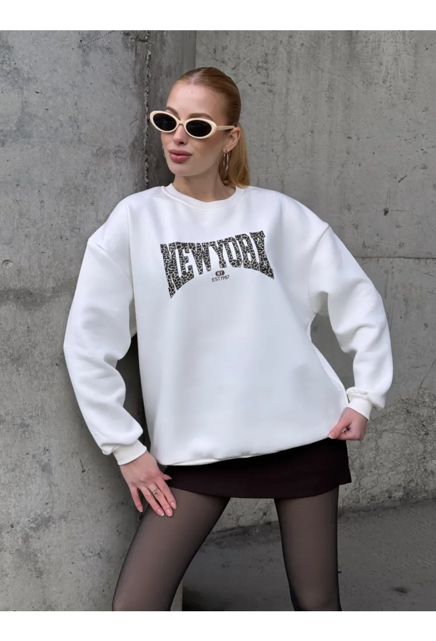 Kadın Beyaz Leopar Desenli New York Baskılı Oversize Sweatshirt