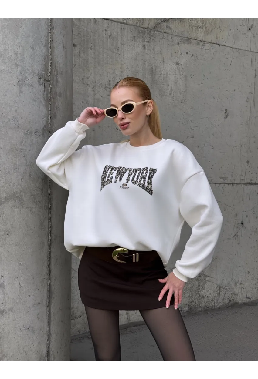 Kadın Beyaz Leopar Desenli New York Baskılı Oversize Sweatshirt