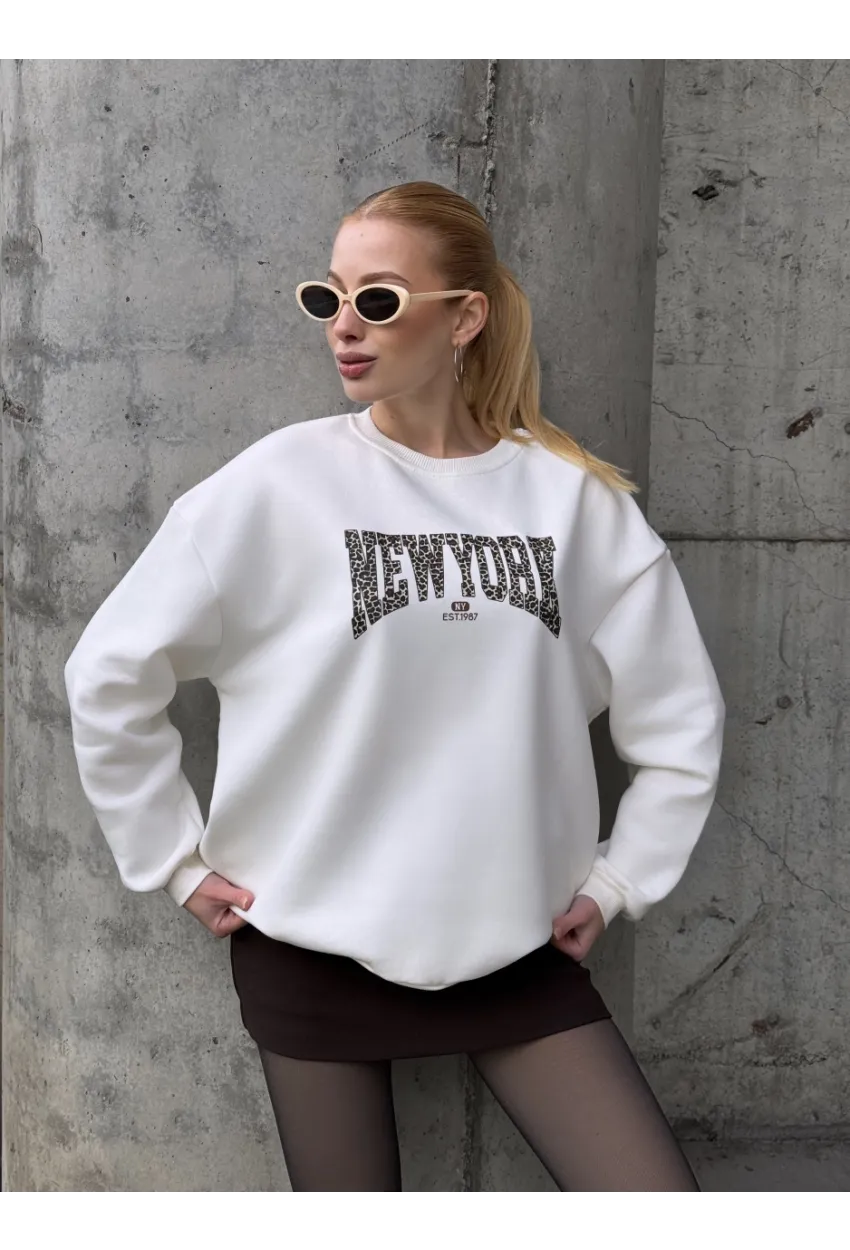 Kadın Beyaz Leopar Desenli New York Baskılı Oversize Sweatshirt