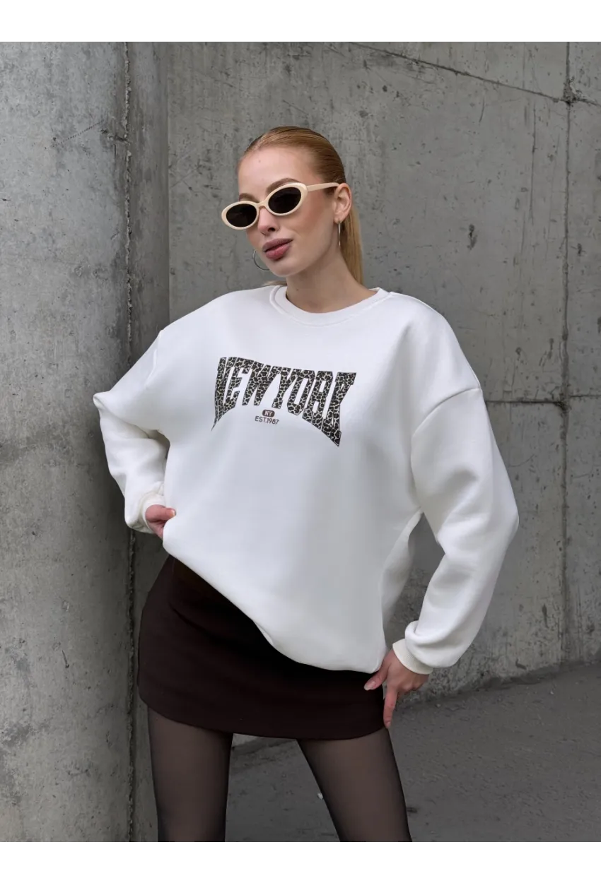 Kadın Beyaz Leopar Desenli New York Baskılı Oversize Sweatshirt