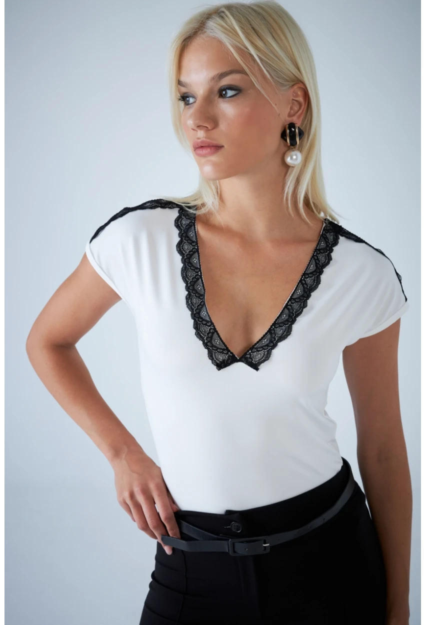 Kadın Ekru V Yaka Dantel Detaylı Bluz EY3133