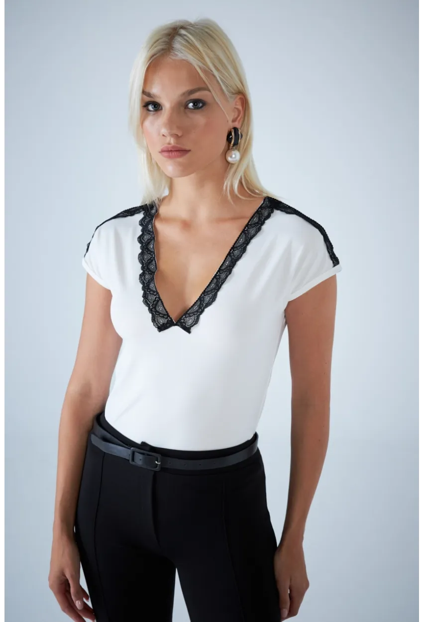 Kadın Ekru V Yaka Dantel Detaylı Bluz EY3133