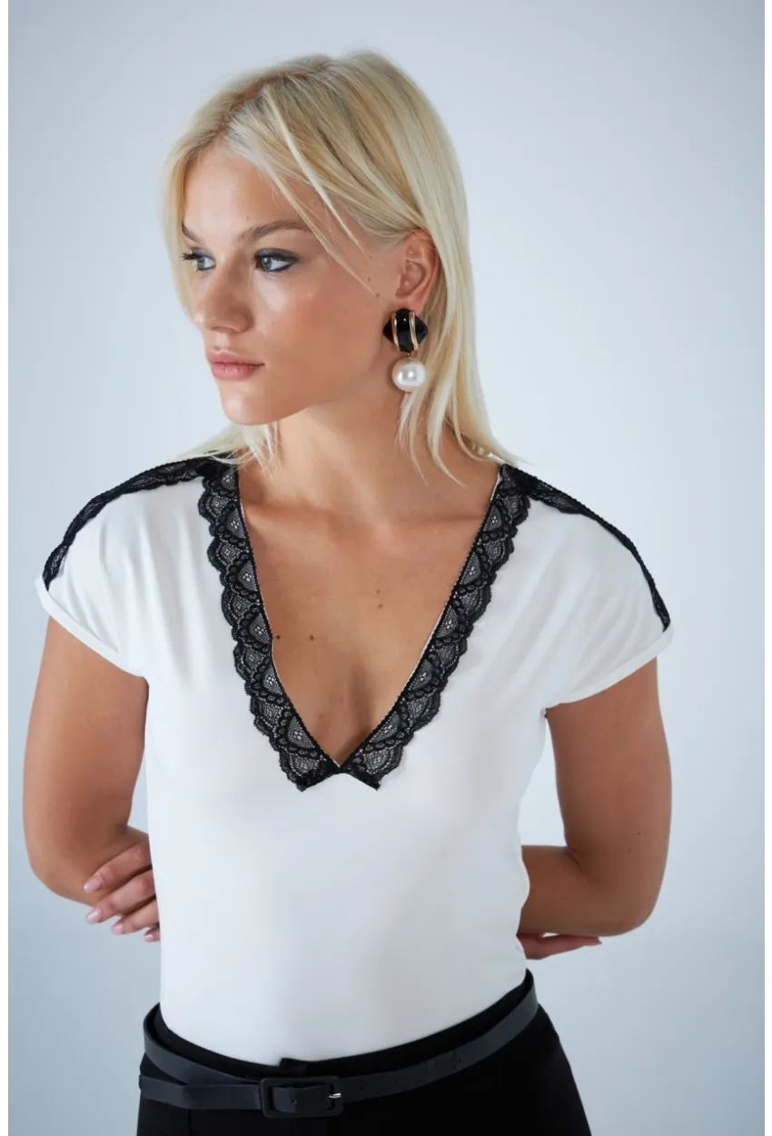 Kadın Ekru V Yaka Dantel Detaylı Bluz EY3133