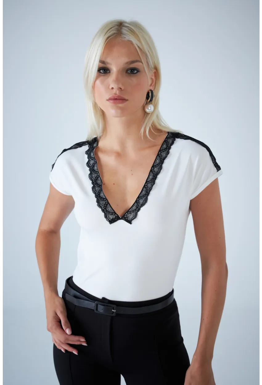 Kadın Ekru V Yaka Dantel Detaylı Bluz EY3133