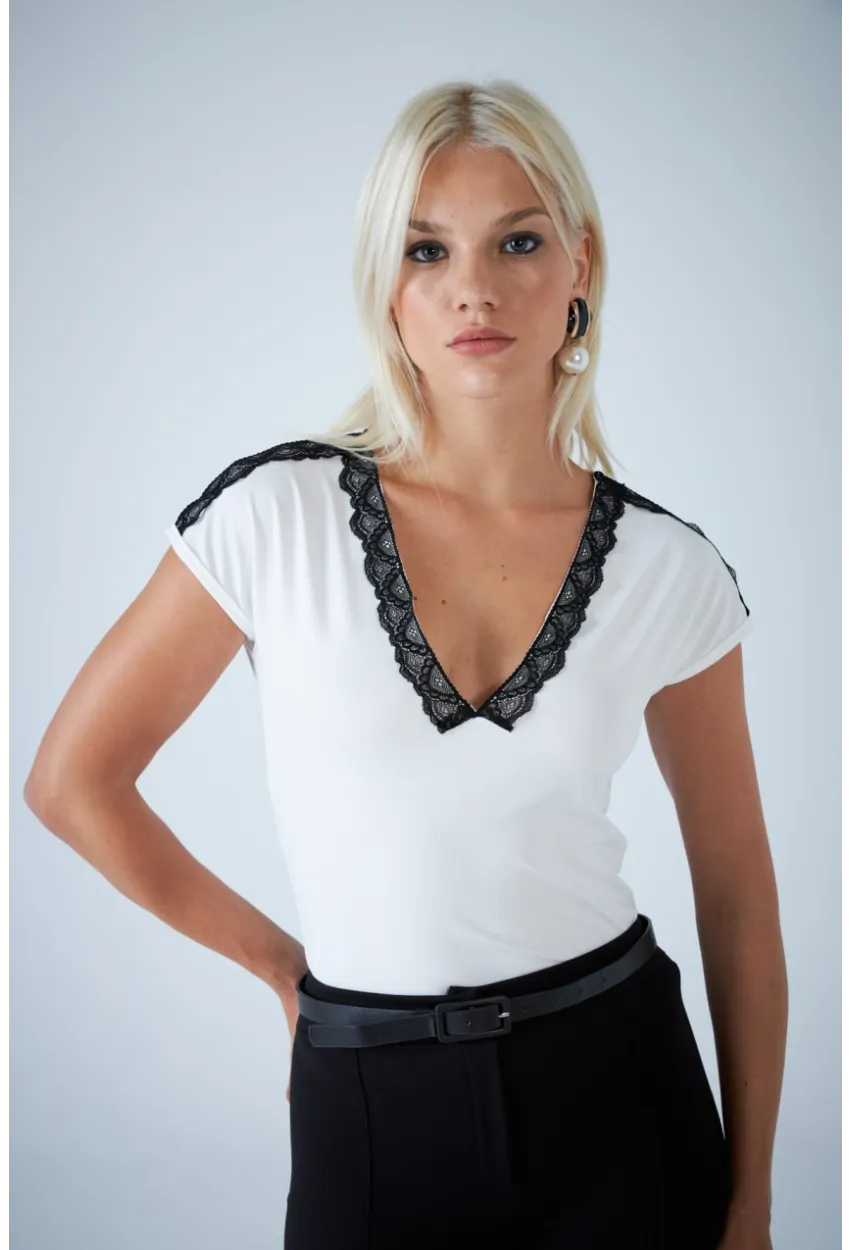 Kadın Ekru V Yaka Dantel Detaylı Bluz EY3133