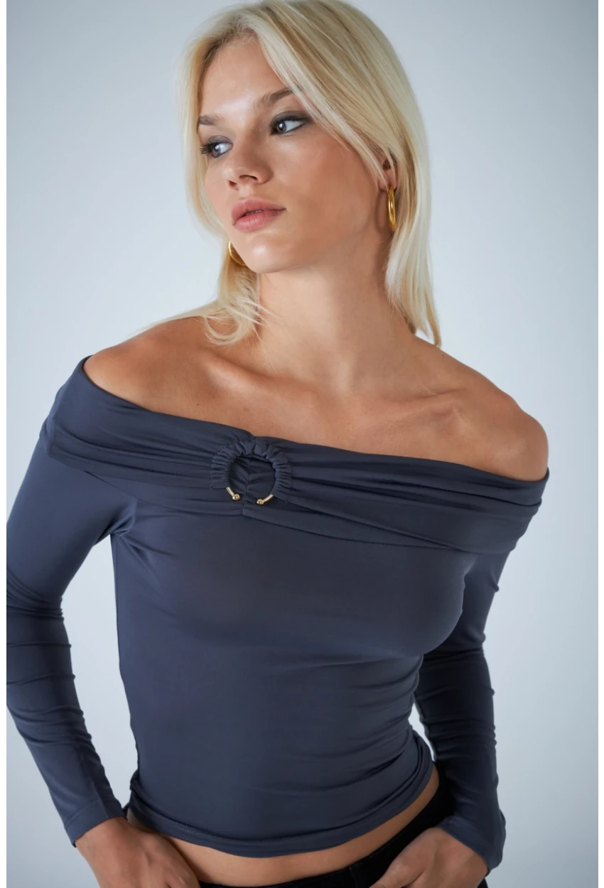 Kadın Gri Halka Aksesuarlı Madonna Yaka Crop Bluz COL3043