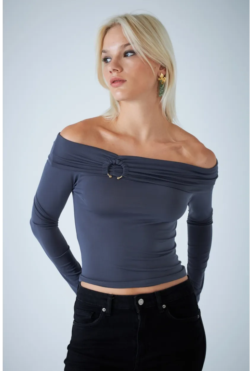 Kadın Gri Halka Aksesuarlı Madonna Yaka Crop Bluz COL3043