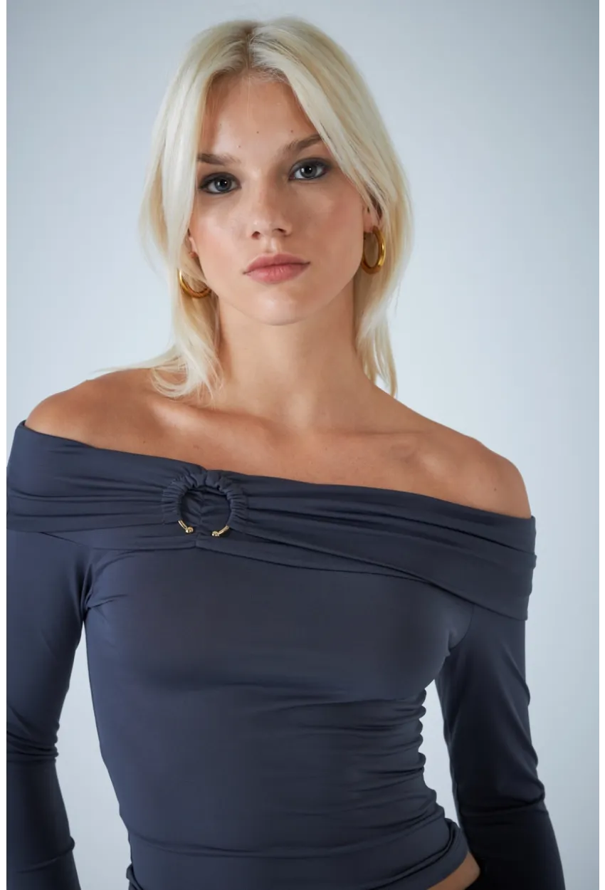 Kadın Gri Halka Aksesuarlı Madonna Yaka Crop Bluz COL3043