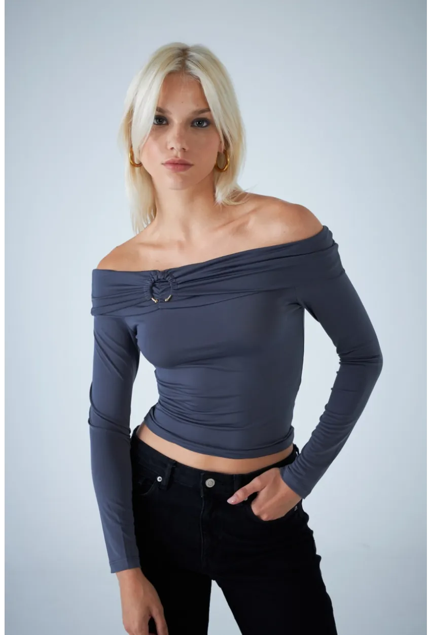 Kadın Gri Halka Aksesuarlı Madonna Yaka Crop Bluz COL3043