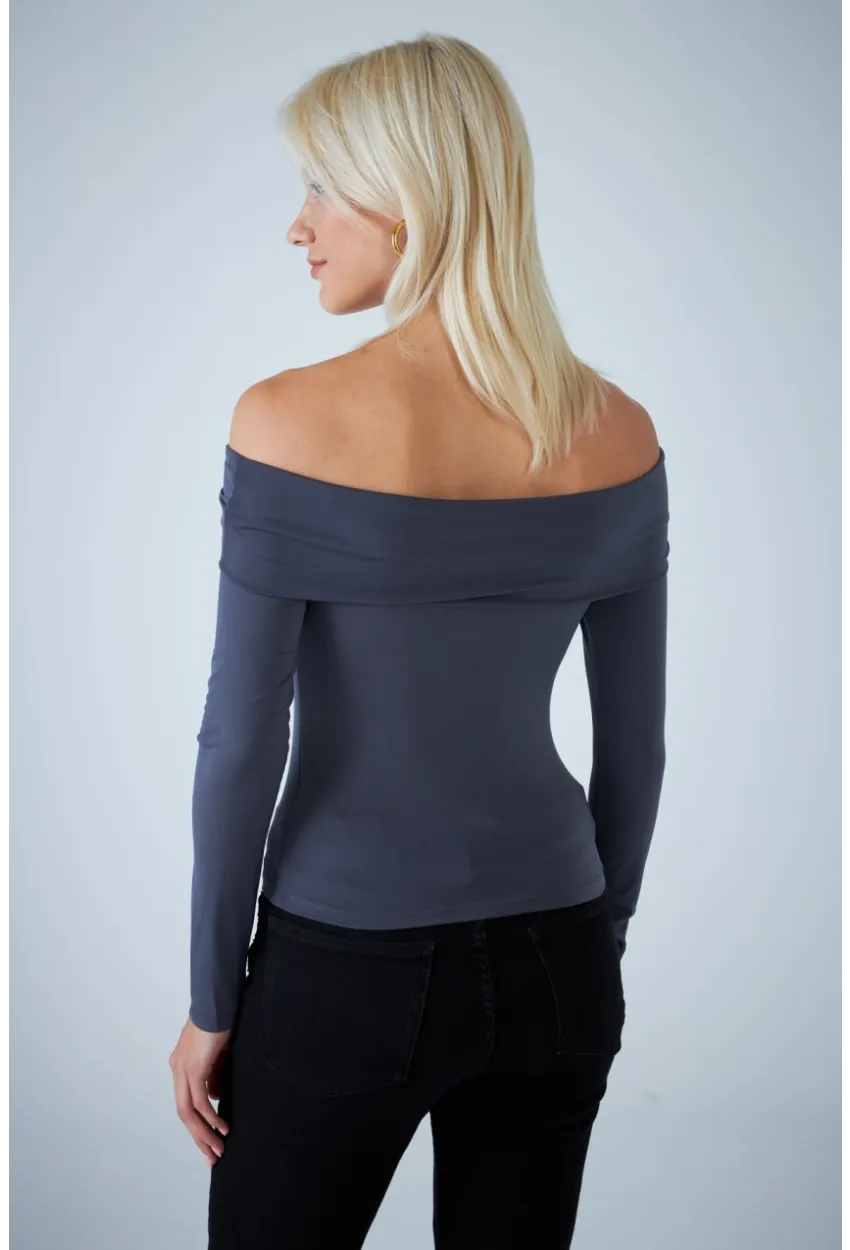 Kadın Gri Halka Aksesuarlı Madonna Yaka Crop Bluz COL3043