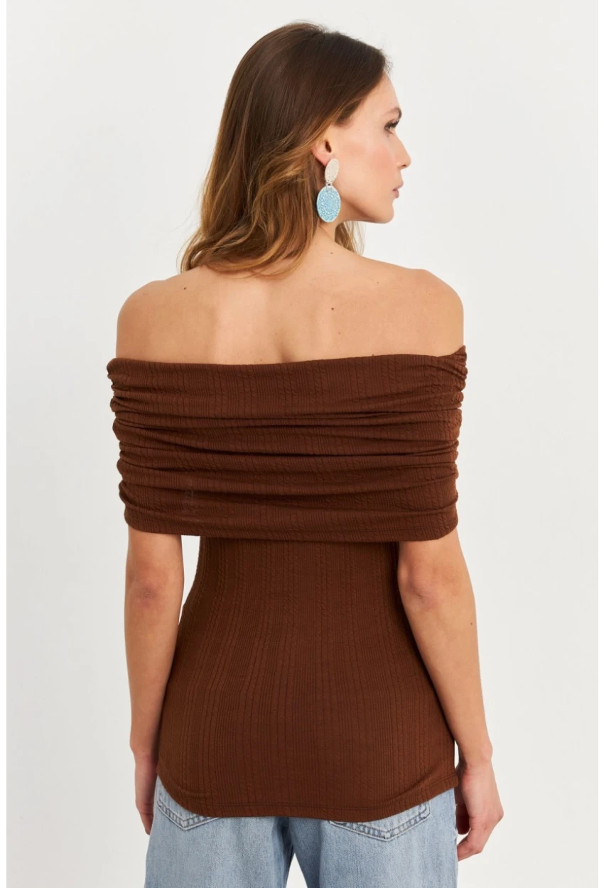 Kadın Kahverengi Kolsuz Madonna Yaka Bluz TF51