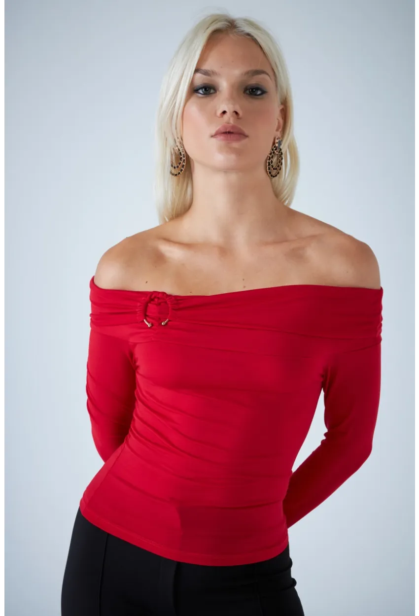Kadın Kırmızı Halka Aksesuarlı Madonna Yaka Crop Bluz COL3043