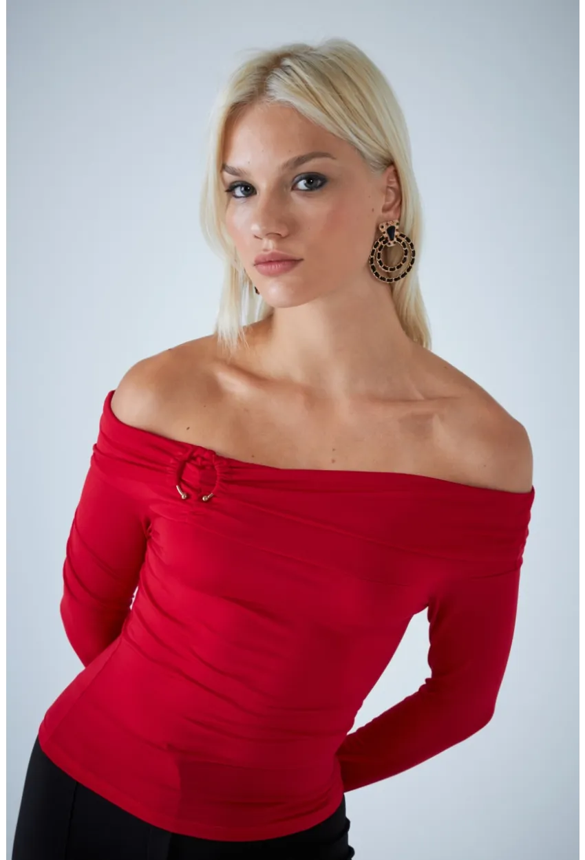 Kadın Kırmızı Halka Aksesuarlı Madonna Yaka Crop Bluz COL3043