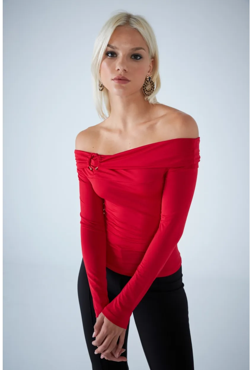 Kadın Kırmızı Halka Aksesuarlı Madonna Yaka Crop Bluz COL3043